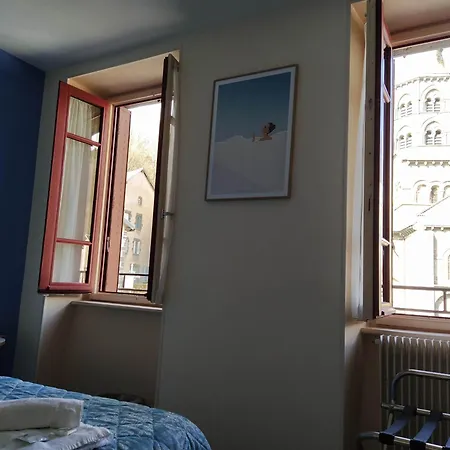 Hotel Notre Dame 2*